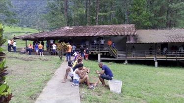 Los cubanos estaban en unas instalaciones de la Pastoral Cáritas y fueron llevados a un albergue gubernamental ubicado en Los Planes de Gualaca, en la provincia de Chiriquí, a 590 kilómetros al oeste de Ciudad de Panamá, cerca de la frontera con Costa Rica.