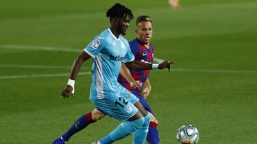 Chidozie Awaziem (primer plano) del Legan&eacute;s pugna un bal&oacute;n con Arthur Melo del Barcelona en un partido de la Liga de Espa&ntilde;a, el martes 16 de junio de 2020.&nbsp;