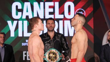 Esta foto del folleto proporcionada por Matchroom Boxing muestra al boxeador mexicano Saúl Canelo Álvarez (izq.) Y al boxeador turco Avni Yildirim enfrentándose después de sopesarse para su próxima pelea en Miami, Florida el 26 de febrero de 2021.&nbsp;