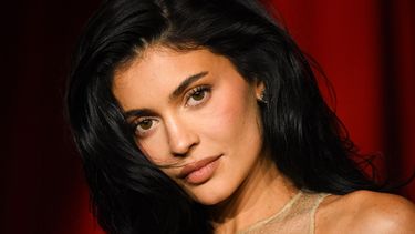 La socialité estadounidense Kylie Jenner llega a la cuarta gala anual del Museo de la Academia en el Museo de la Academia de Cine en Los Ángeles, el 19 de octubre de 2024.