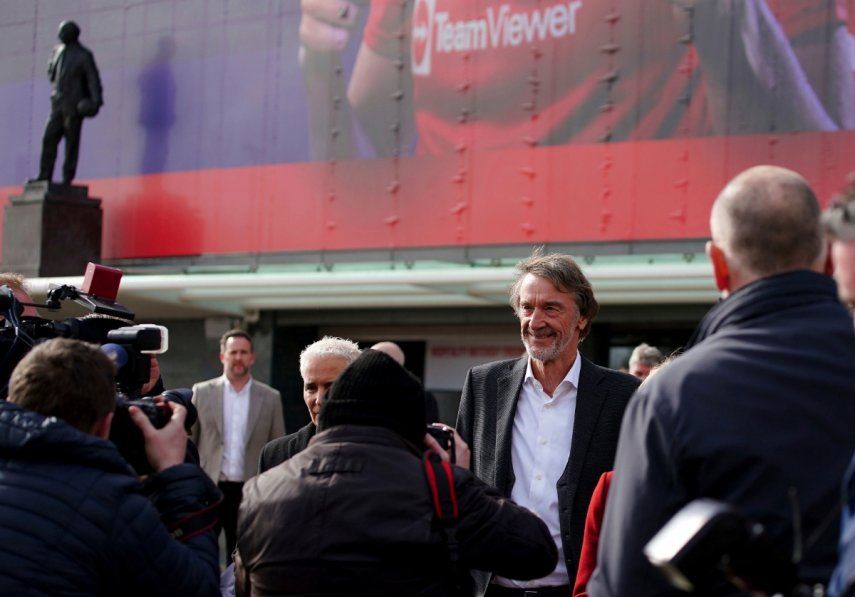 El empresario británico Jim Ratcliffe sale tras visitar Old Trafford en la casa del Manchester United, Inglaterra el 17 de marzo del 2023.&nbsp;