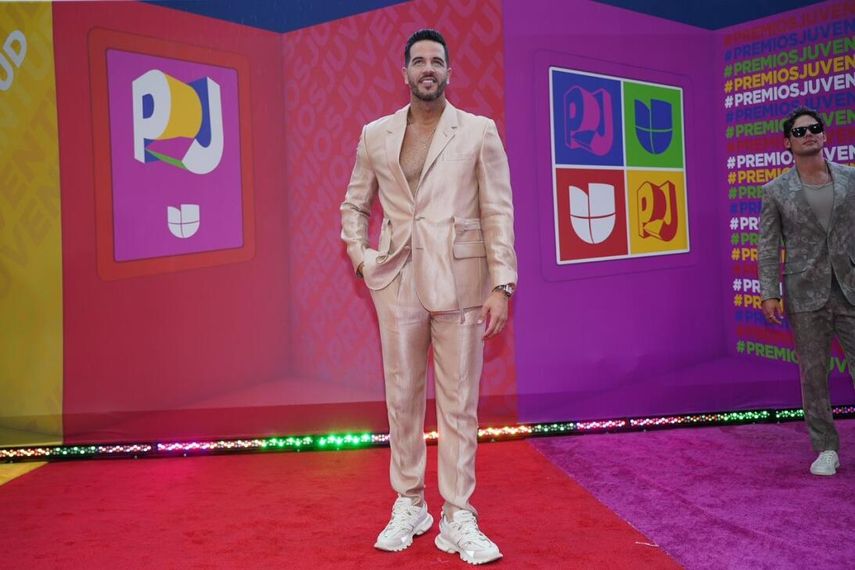 El Chef Yisus desfiló por la pasarela de los Premios Juventud 2022.&nbsp;