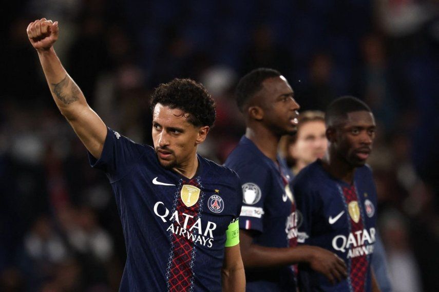 El brasileño Marquinhos, del PSG, celebra junto a sus compañeros tras conseguir una victoria en la Champions League, el 28 de abril de 2026.