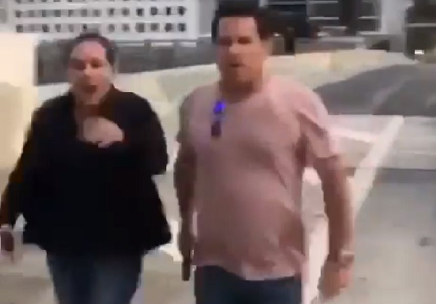 La imagen muestra al hombre armado que camina hacia los ciclistas que discutían con una mujer.