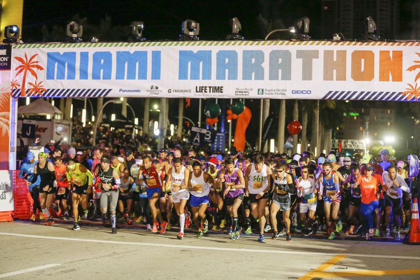 Miles de corredeores comienzan la carerra en una edición pasada del Maratón Miami.