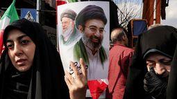 Dos mujeres pro-régimen o amenazadas muestran la foto del hijo del asesinado ayatolá Alí Jamenei, Seyed Mojtaba Hosseini Jamenei, el nuevo líder designado. Dos mujeres pro-régimen o amenazadas muestran la foto del hijo del asesinado ayatolá Alí Jamenei, Seyed Mojtaba Hosseini Jamenei, el nuevo líder designado.