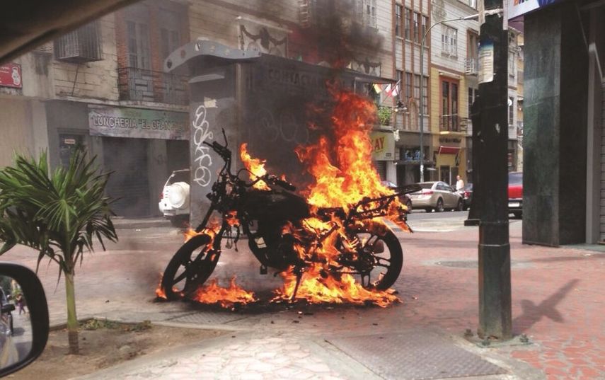 La moto de un presunto delincuente fue quemada en una de las esquinas del centro de Caracas (ARCHIVO)