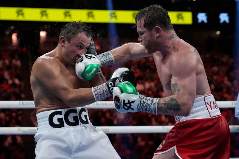 El mexicano Saúl "Canelo" Álvarez, propina un golpe al kazajo Gennady Golovkin, en un combate por el título de los supermedianos