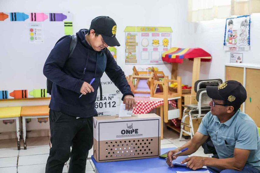 Votantes en Perú acudieron temprano a los centros para elegir el próximo presidente.