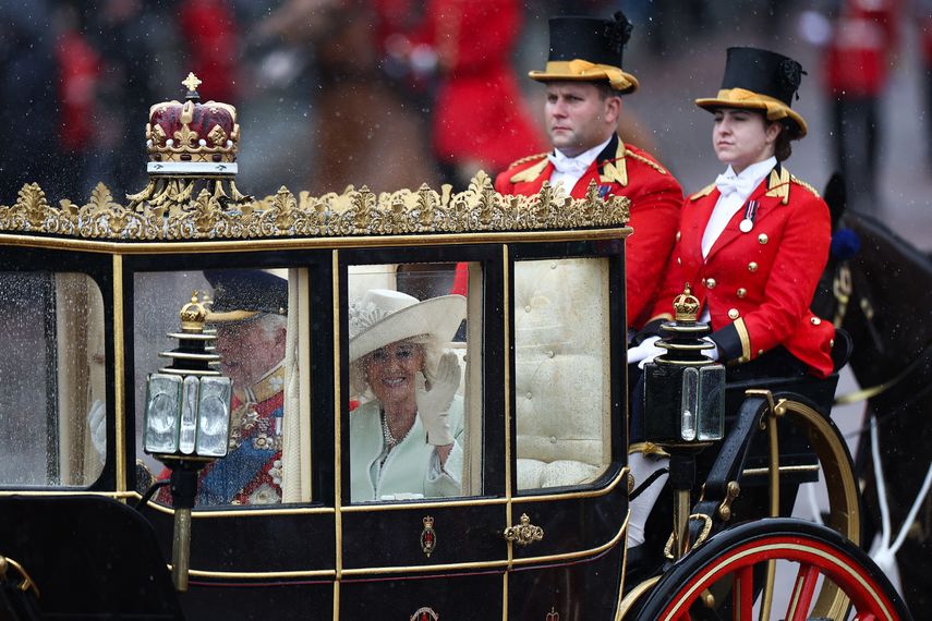 La reina Camilla saluda desde el entrenador estatal escocés a su regreso, a lo largo de la avena Mall que conduce al Palacio de Buckingham, después del Desfile del Cumpleaños del Rey, Trooping the Colour, en Londres, el 15 de junio de 2024.