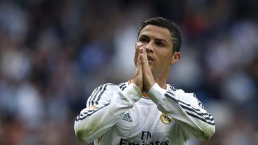 el espeluznante clavado de ronaldo en su piscina