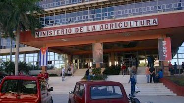 Entrada del edificio del Ministerio de la Agricultura de Cuba.&nbsp;
