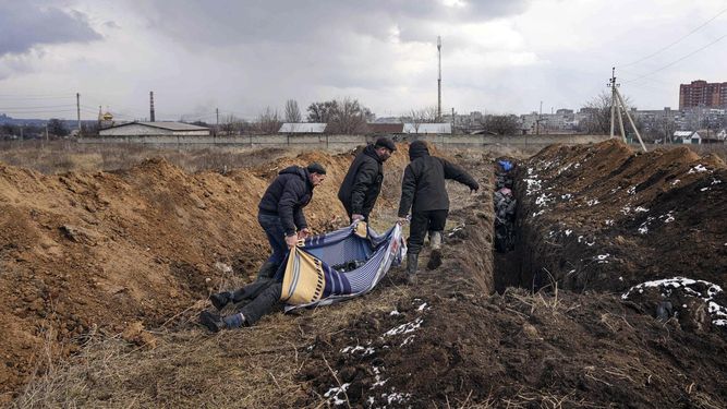 Hallan tres cadáveres con las manos atadas en una fosa cerca de Bucha