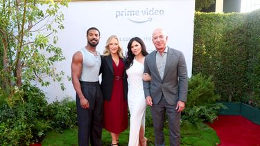 Michael B. Jordan, Jennifer Salke, Directora de Amazon Studios, Lauren Sánchez, y Jeff Bezos, Fundador y Presidente Ejecutivo de Amazon, asisten al estreno y proyección de la alfombra roja de El Señor de los Anillos: Los Anillos del Poder en Los Ángeles el 15 de agosto de 2022 en Los Ángeles, California.&nbsp;