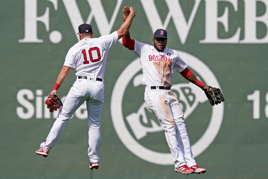 Los jardineros Hunter Renfroe (10) y Franchy Cordero (derecha) celebran la victoria 11-4 de los Medias Rojas de Boston ante los Medias Blancas de Chicago, el lunes 19 de abril de 2021.&nbsp;