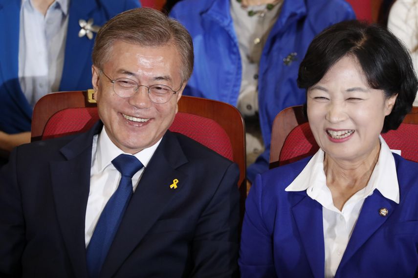 El candidato del Partido Democrático&nbsp;Moon&nbsp;Jae-in&nbsp;(i) sonríe tras conocer el resultado de los sondeos que le dan como ganador en la sede del partido en Seúl (Corea del Sur).&nbsp;