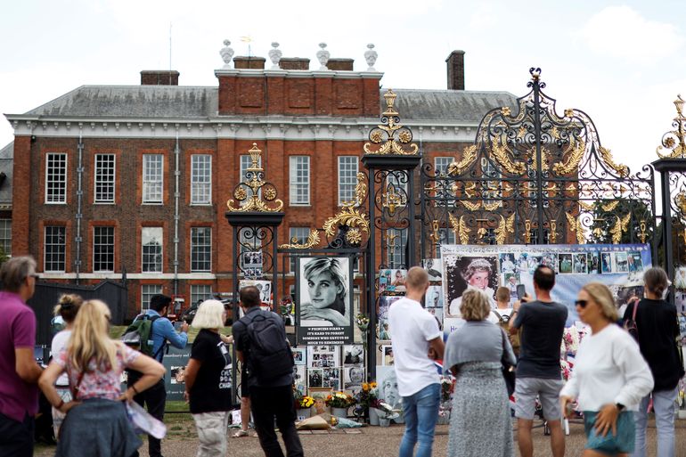 La gente se reúne para rendir un homenaje conmemorativo en el 25º aniversario de la muerte de la princesa Diana de Gran Bretaña frente al Palacio de Kensington, en el centro de Londres, el 31 de agosto de 2022.