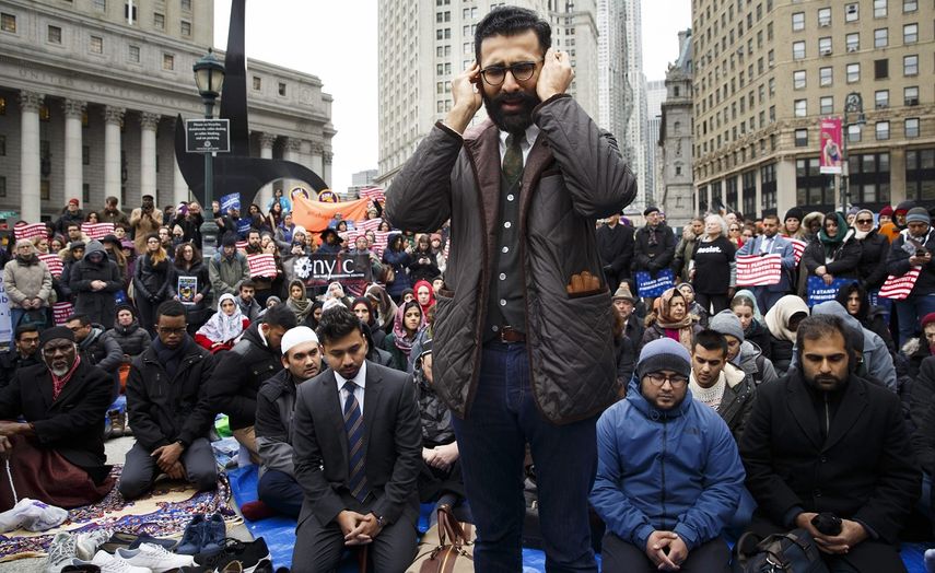 Un hombre recita las oraciones tradicionales de los musulmanes del viernes durante una manifestación interreligiosa en apoyo a las comunidades inmigrantes en Nueva York, este 27 de enero de 2017.&nbsp;
