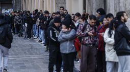 Inmigrantes, especialmente venezolanos, en España hacen cola para iniciar tramites hacia la regularización extraordinaria. Inmigrantes, especialmente venezolanos, en España hacen cola para iniciar tramites hacia la regularización extraordinaria.