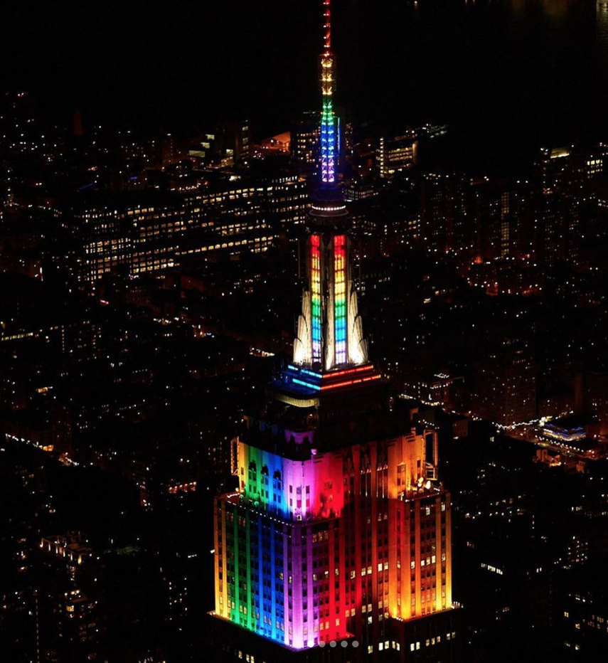 El emblemático edificio Empire State iluminado durante la celebración del Orgullo Gay. 