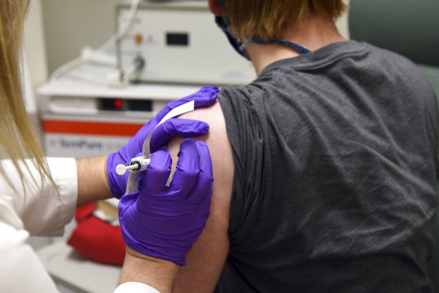 Una persona en medio de un estudio sobre la vacuna contra el coronavirus desarrollada por Pfizer. Foto tomada en la Escuela de Medicina de la Universidad de Maryland en Baltimore, el 4 de mayo del 2020