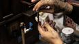 Danny Cortés, un artista callejero de miniaturas, trabaja en una nueva miniatura en su estudio en el distrito de Brooklyn de la ciudad de Nueva York el 19 de diciembre de 2022. &nbsp;