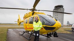 &nbsp;Fotografía de archivo fechada el 13 de julio de 2015 y facilitada &nbsp;por el servicio británico East Anglian Air Ambulance (EAAA), que muestra al príncipe Guillermo, duque de Cambridge, mientras abandona su primera misión en helicóptero como piloto para el servicio de ambulancia.