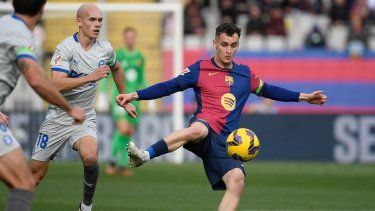 El mediocampista del Barcelona, Marc Casadó, disputa el balón en un partido contra el Alavés, el 2 de febrero de 2025.
