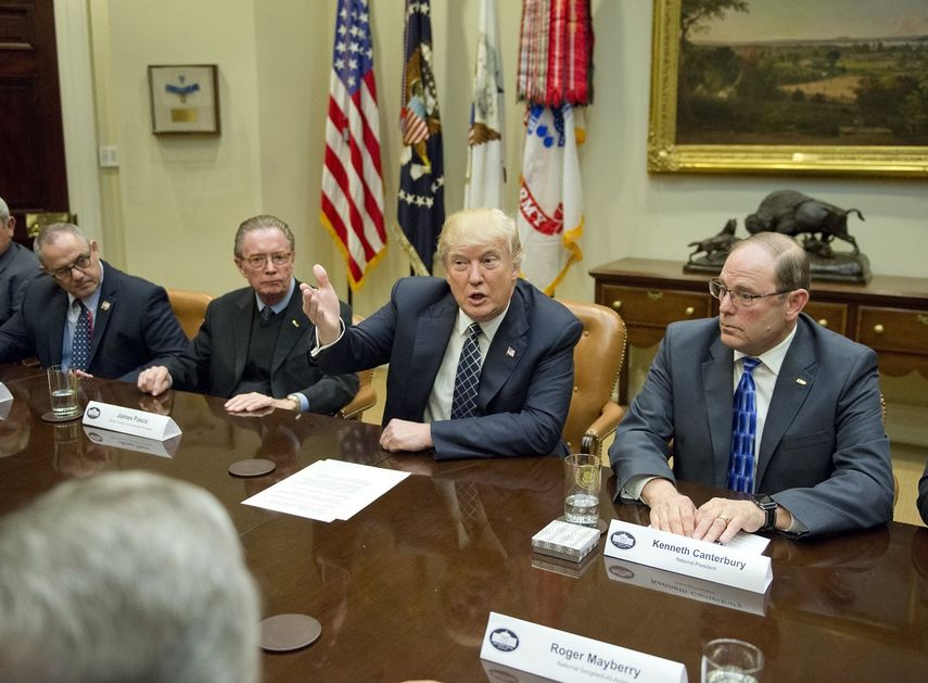 El presidente Donald&nbsp;Trump durante un encuentro con policías en el salón Roosevelt de la Casa Blanca.
