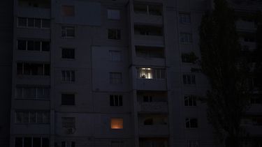 Un hombre mira desde la ventana de un edificio dañado por los combates entre las fuerzas ucranianas y rusas en Borodyanka, en la región de Kiev, Ucrania, el 21 de octubre de 2022.&nbsp;