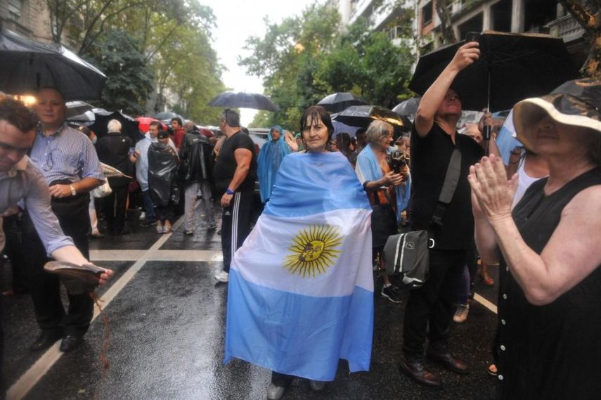 Una mujer con la bandera argentina, durante una movilización en pedido de justicia tras la muerte del fiscal Alberto Nisman, en el centro de Buenos Aires. (EFE)
