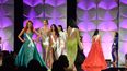 Concursantes desfilan en trajes de gala durante el certamen de belleza Miss Universo.&nbsp;