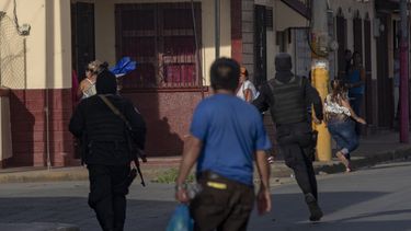 Miembros de la Fuerzas Especiales de la Policía Nacional persiguen a manifestantes de la marcha de autoconvocados.