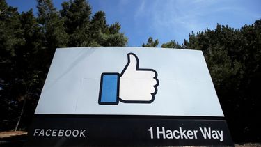 El logo de la mano con el pulgar levantado en señal de Me gusta es exhibido en la sede de Facebook en Menlo Park, California.&nbsp;