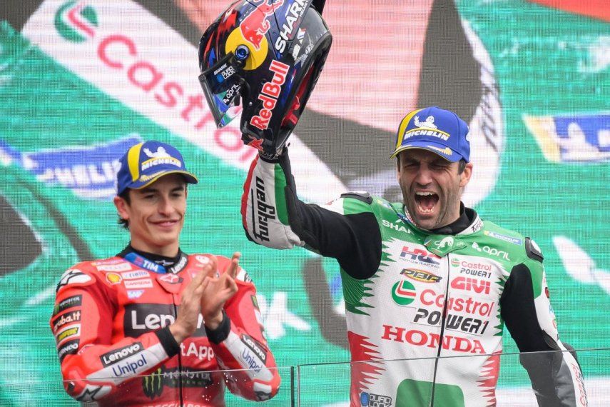 El piloto francés de Moto GP del equipo LCR Honda, Johann Zarco (der.), celebra en el podio junto al piloto español de MotoGP del equipo Ducati Lenovo, Marc Márquez, segundo, tras ganar la carrera del GP de Francia de MotoGP en el circuito de Le Mans el 11 de mayo de 2025