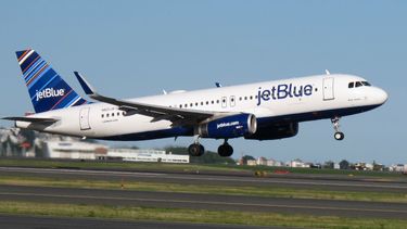 Un avión de la aerolínea JetBlue en el momento del despegue.