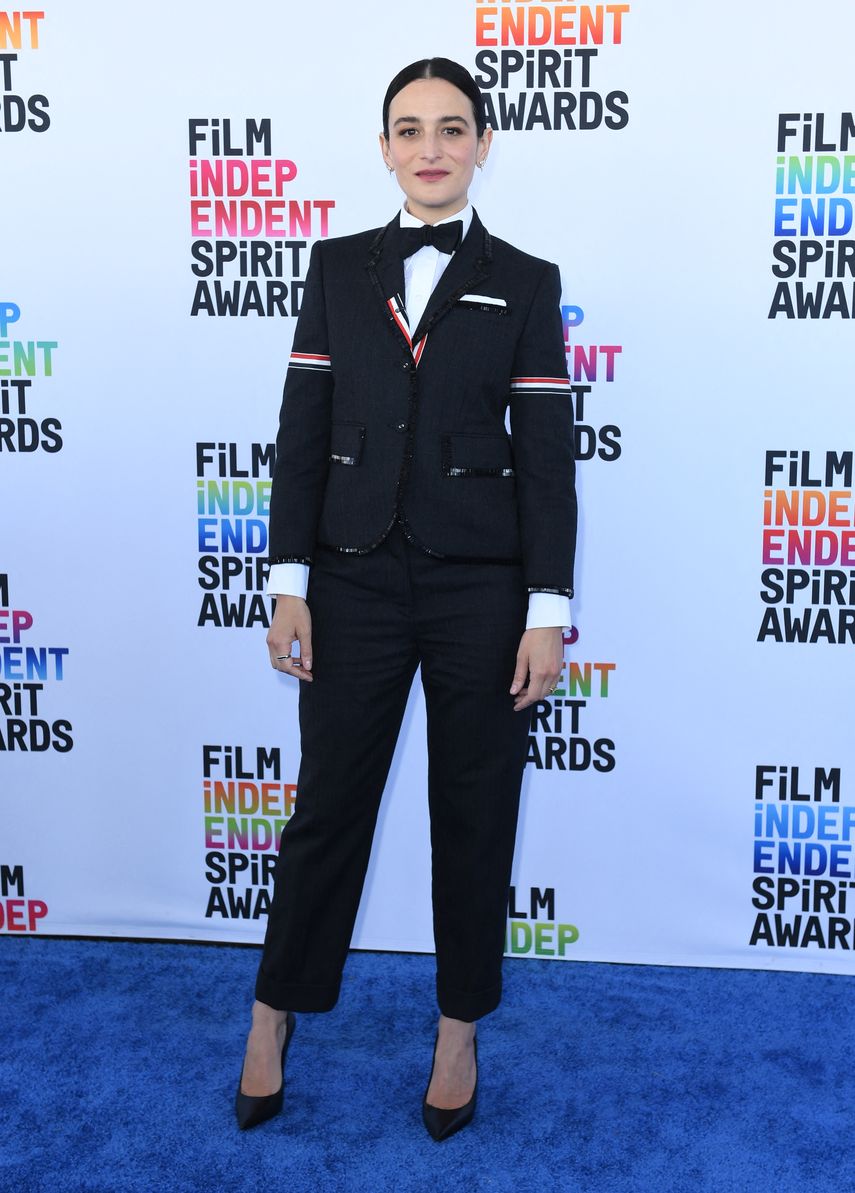 La actriz estadounidense Jenny Slate llega a la 38 ceremonia de los Film Independent Spirit Awards en Santa Mónica, California, el 4 de marzo de 2023.