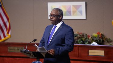 Jerry Demings, alcalde del condado de Orange, lanza su campaña por la gobernación de Florida. 