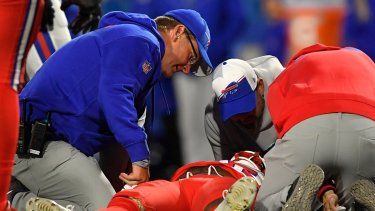 Damien Harris, corredor de los Bills de Buffalo, es atendido por el personal médico después de recibir un fuerte golpe en el partido en contra de los Giants de Nueva York, durante la primera mitad del partido de la NFL, en Orchard Park, Nueva York, el domingo 15 de octubre de 2023.&nbsp;