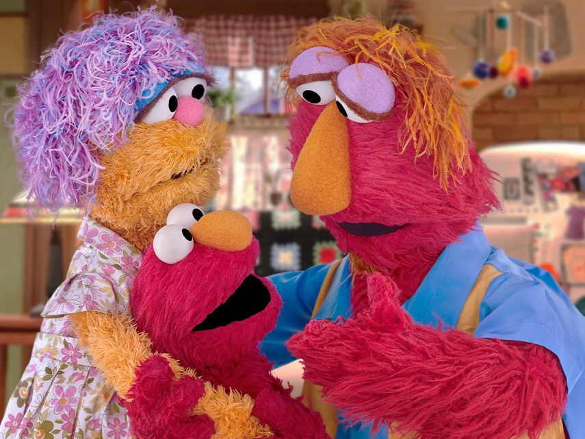 En esta imagen cortes&iacute;a de Sesame Workshop se ve a Elmo y a sus padres Louie y Mae.&nbsp;