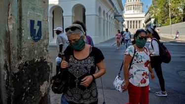 Un grupo de personas caminan a lo largo de una calle en La Habana.&nbsp;