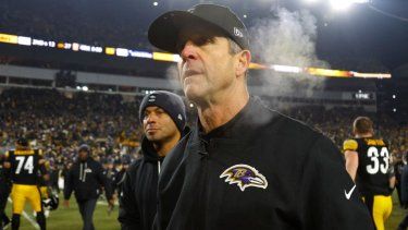 El entonces entrenador de los Ravens de Baltimore, John Harbaugh, camina hacia las afueras del campo tras un partido, el 4 de enero de 2026. El entonces entrenador de los Ravens de Baltimore, John Harbaugh, camina hacia las afueras del campo tras un partido, el 4 de enero de 2026.