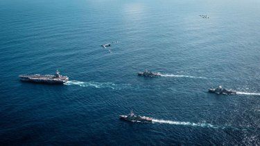 Foto del Departamento de Defensa de EEUU, muestra al Grupo de Ataque de Portaaviones Gerald R. Ford de la Marina de EEUU, incluyendo el buque insignia USS Gerald R. Ford (CVN 78), a la izquierda, USS Winston S. Churchill (DDG 81), al frente, USS Mahan (DDG 72), atrás, USS Bainbridge (DDG 96), y el Ala Aérea Embarcada de Portaaviones Ocho con F/A-18E/F Super Hornets asignados a los Escuadrones de Cazas de Ataque 31, 37, 87 y 213, que opera como una fuerza conjunta y multidominio junto con un B-52 Stratofortress de la Fuerza Aérea de EEUU, el 13 de noviembre de 2025 en un lugar no divulgado del Océano Atlántico.