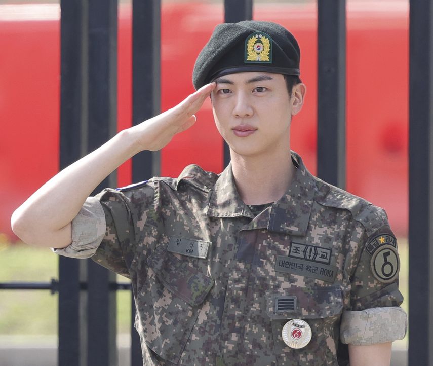 Jin, miembro de la banda de K-pop BTS, saluda después de concluir su servicio militar obligatorio afuera de una base militar en Yeoncheon, Corea del Sur, el miércoles 12 de junio de 2024.