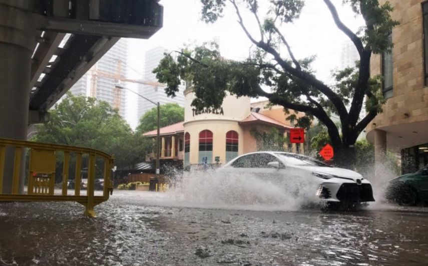 Cuando llueve, llueve y algunas calles de la zona de Brickell se inundan de agua.