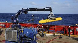 El vehículo submarino autónomo Bluefin 21 a bordo del barco australiano Ocean Shield. (AP)