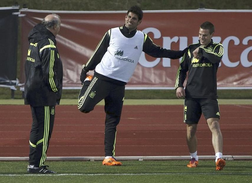 El delantero Diego Costa (c) habla con el seleccionador Vicente del Bosque junto al defensa César Azpilicueta durante el entrenamiento efectuado por la selección española. (EFE)