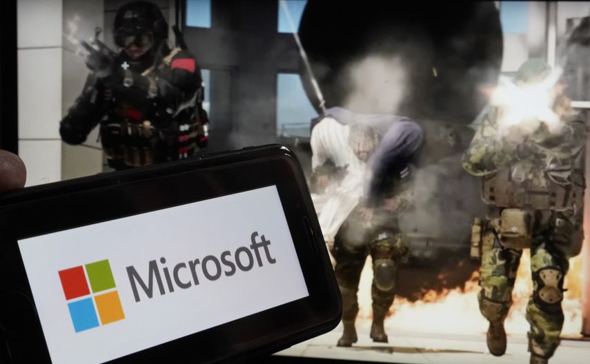 El logo de Microsoft un una escena del videojuego Call of Duty - Modern Warfare de Activision,