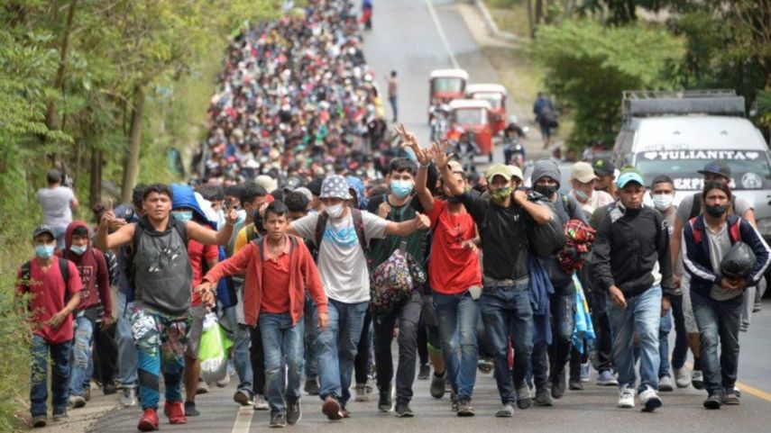 Miles de migrantes centroamericanos marchan hacia Estados Unidos.
