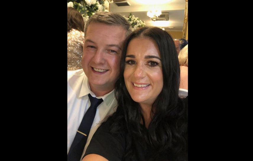 El taxista británico David Perry, quien fue herido en la explosión de una bomba frente a un hospital de Liverpool, junto con su esposa Rachel. Foto no fechada, suministrada por la policía de Manchester.&nbsp;